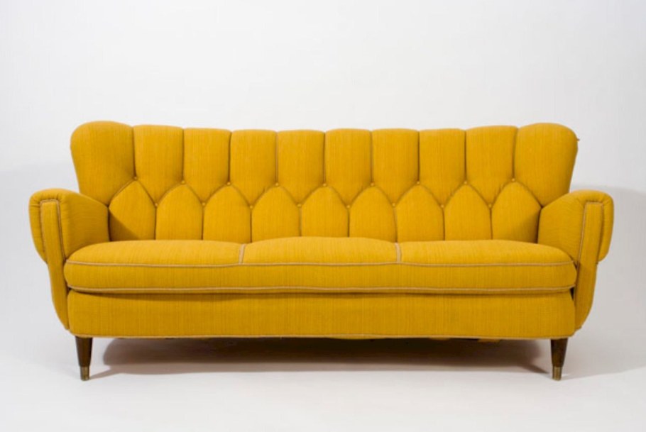 Диван горчичного цвета в интерьере