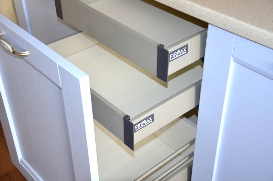 Фурнитура для мебельных дверей гармошка