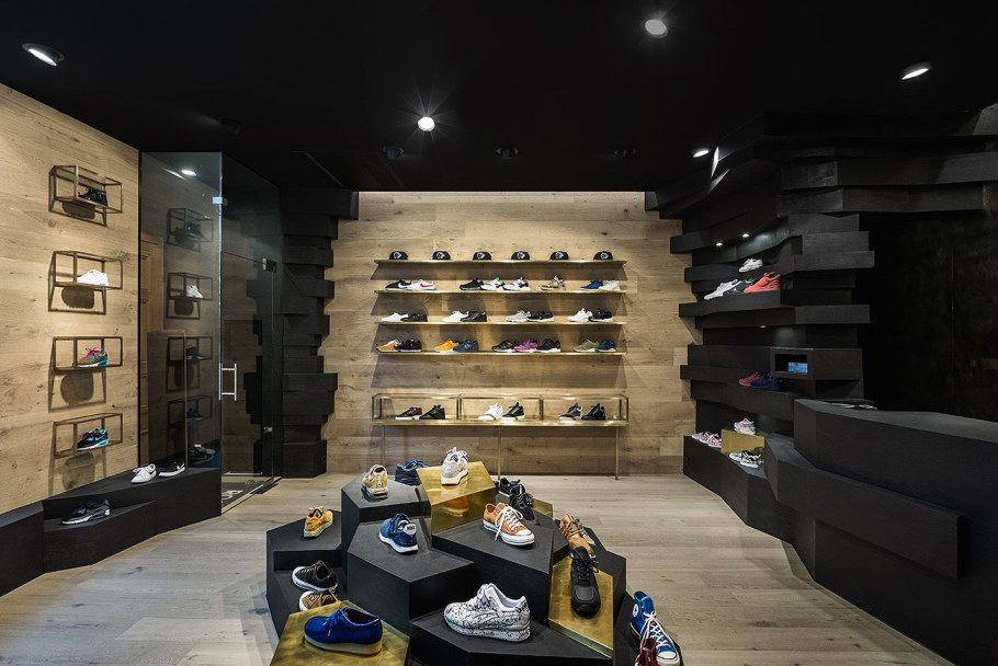 Интерьер магазина одежды