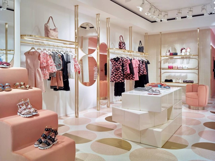 Интерьер магазина одежды