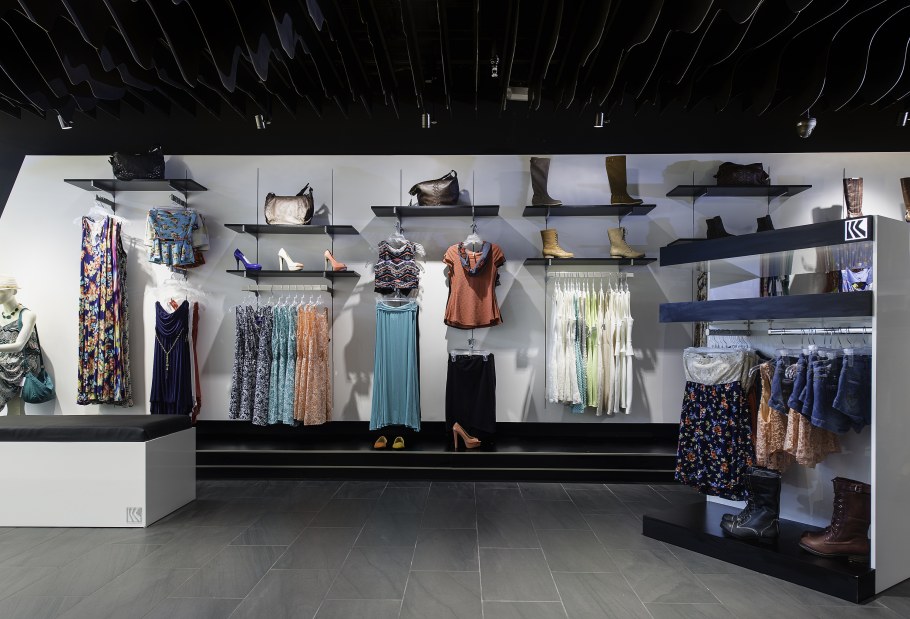 Интерьер магазина молодежной одежды