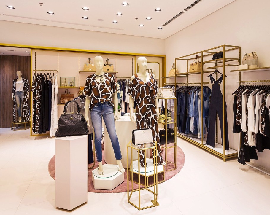 Интерьер магазина одежды