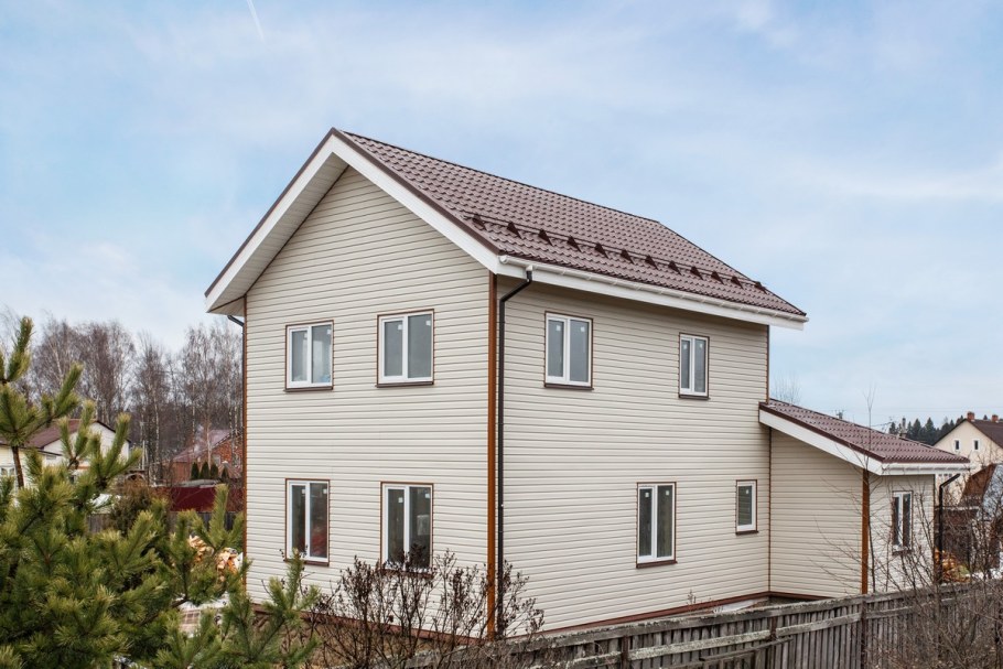 Дом с двускатной крышей