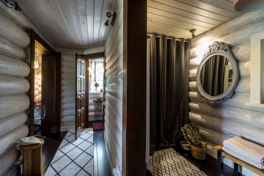 Душевая кабина в бревенчатой бане