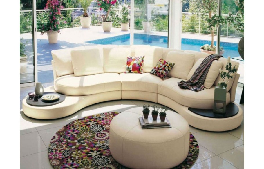 Полукруглый диван для гостиной