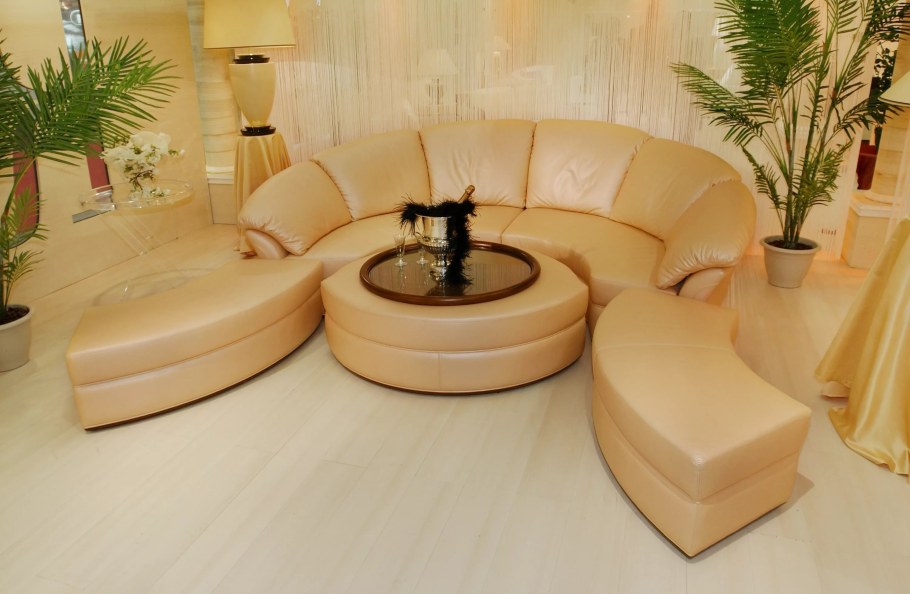 Круглый кожаный диван