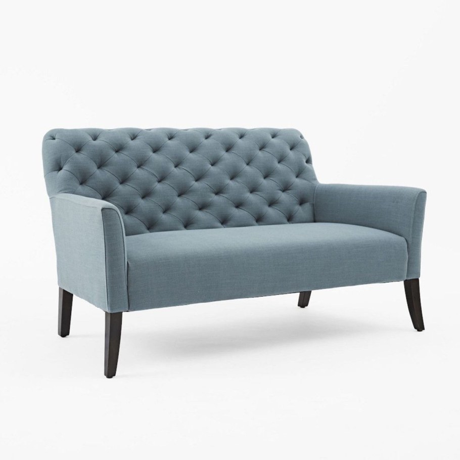 Диван на высоких ножках