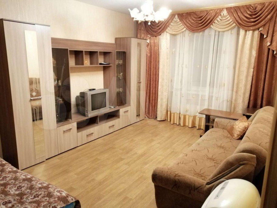 Девушка красит стену