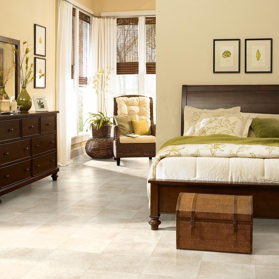 Спальня с темно коричневой мебелью