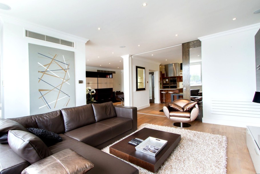 Стильная гостиная с коричневым диваном