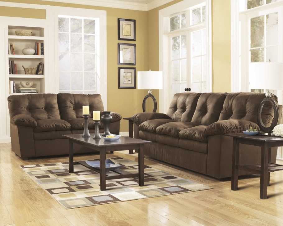 Светло-коричневая мягкая мебель в интерьере