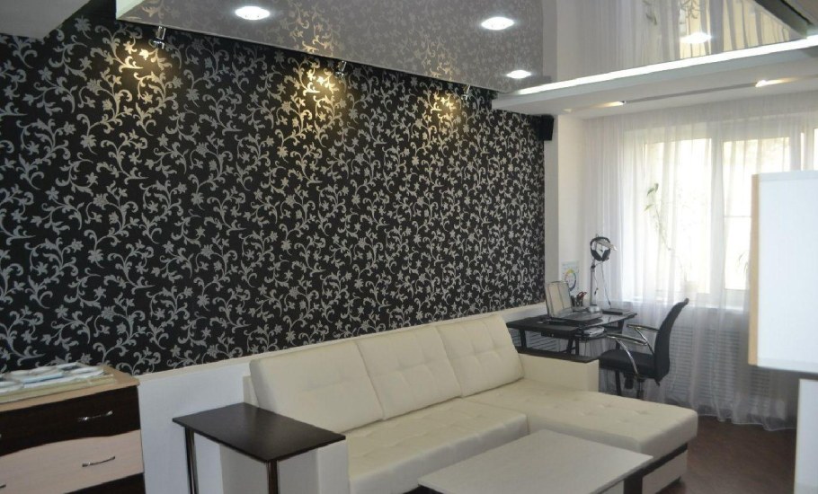 Сочетание темных и светлых обоев