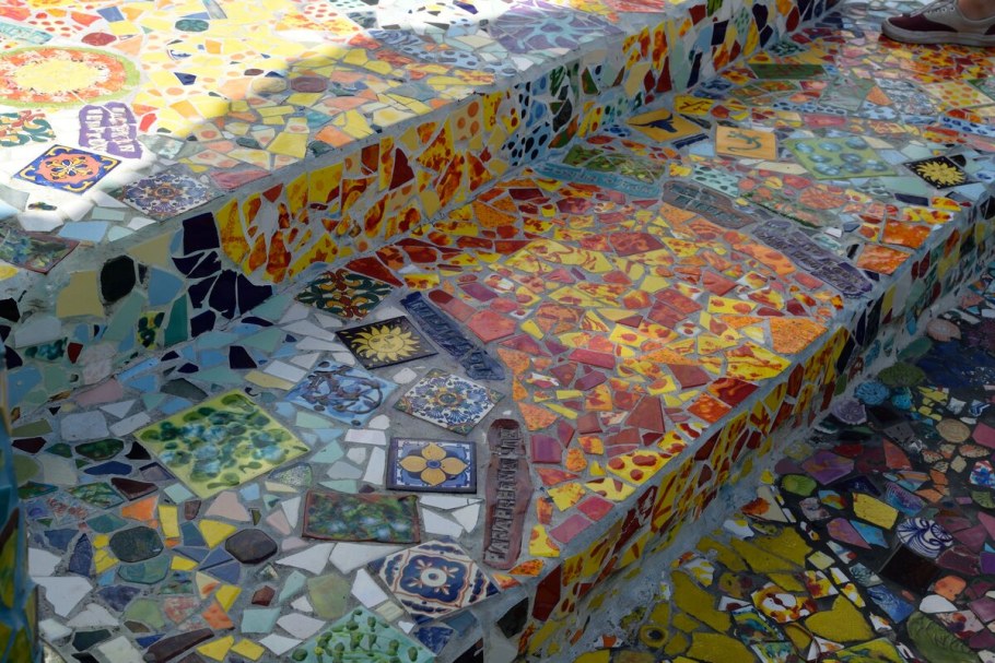 Стол из смальты