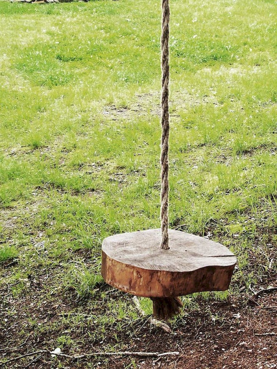 Качели из стволов деревьев