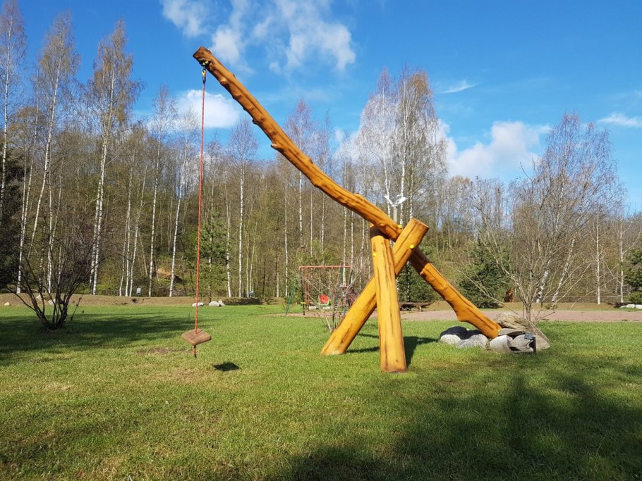 Огромные качели из бревен