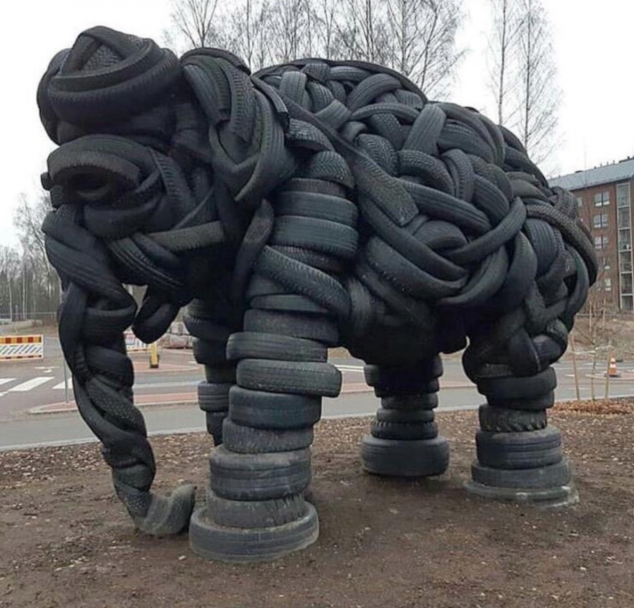 Слон из покрышек