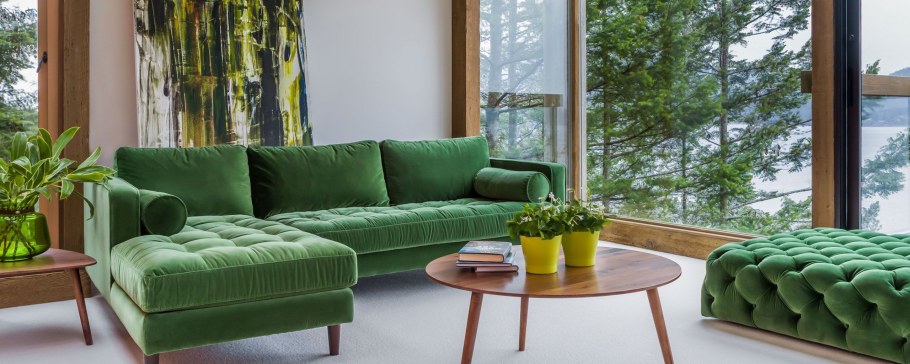 Зеленый диван на белом фоне