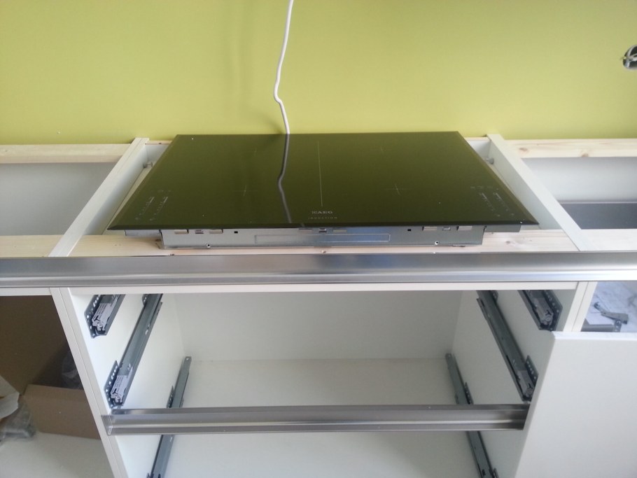 Мини кухня со встроенной техникой