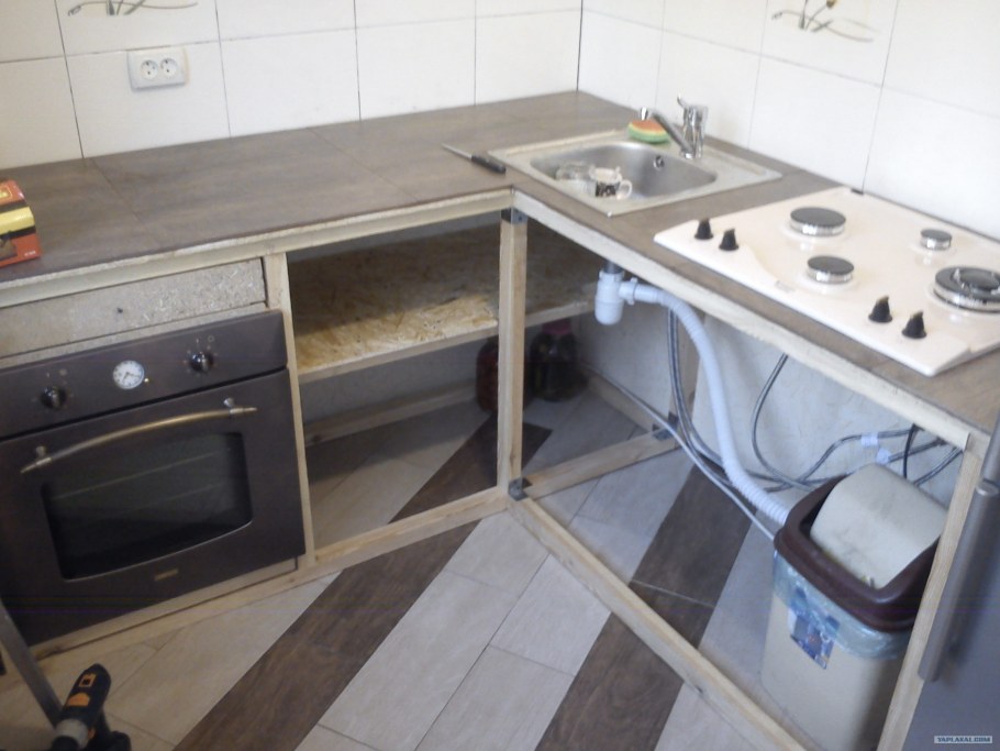 Установщик столешниц из искусственного камня