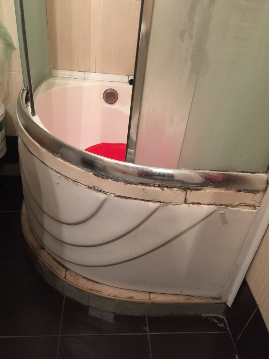 Демонтаж поддона душевой кабины