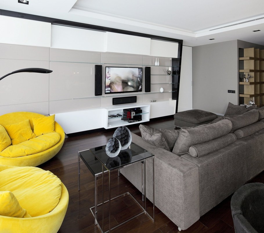 Гостиная с диваном в центре