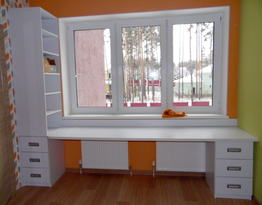 Письменный стол у окна со шкафами