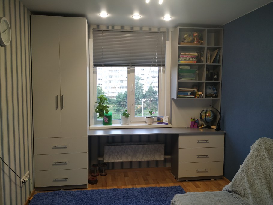 Шкаф у окна