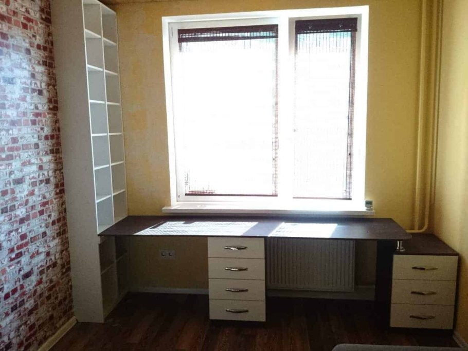 Стол в детскую возле окна