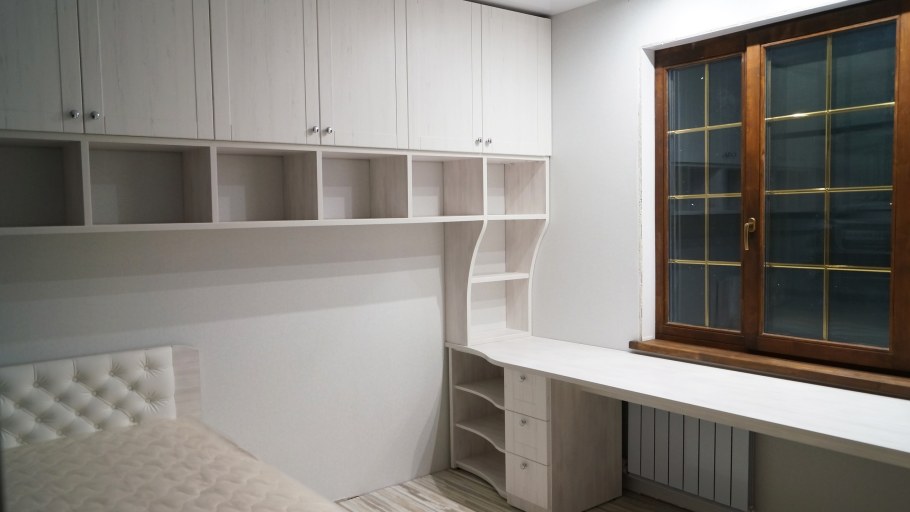 Письменный стол у окна