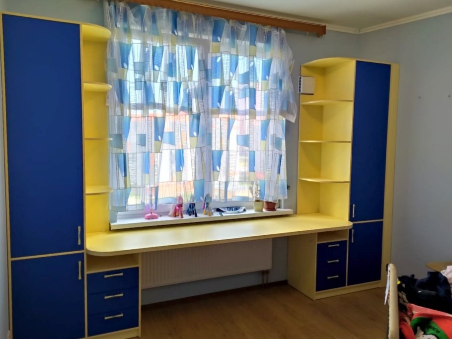 Стол у окна для школьника