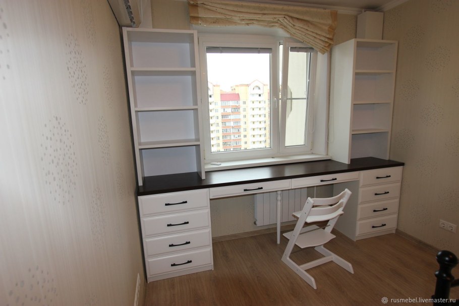 Стеллажи у окна в детской