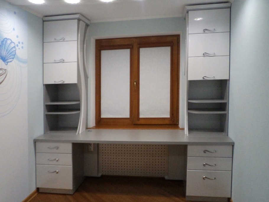 Встроенный письменный стол у окна