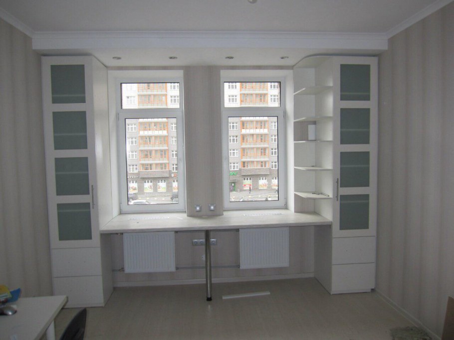 Стол у окна для школьника