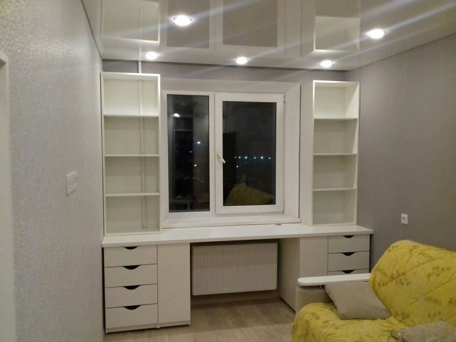 Стол-подоконник в детской