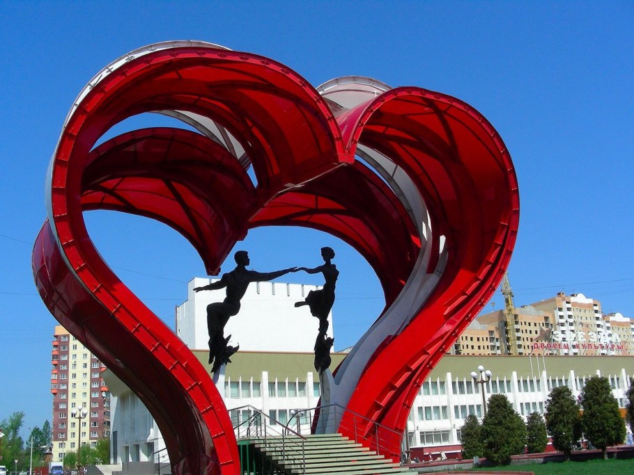 Памятник в Пскове на набережной