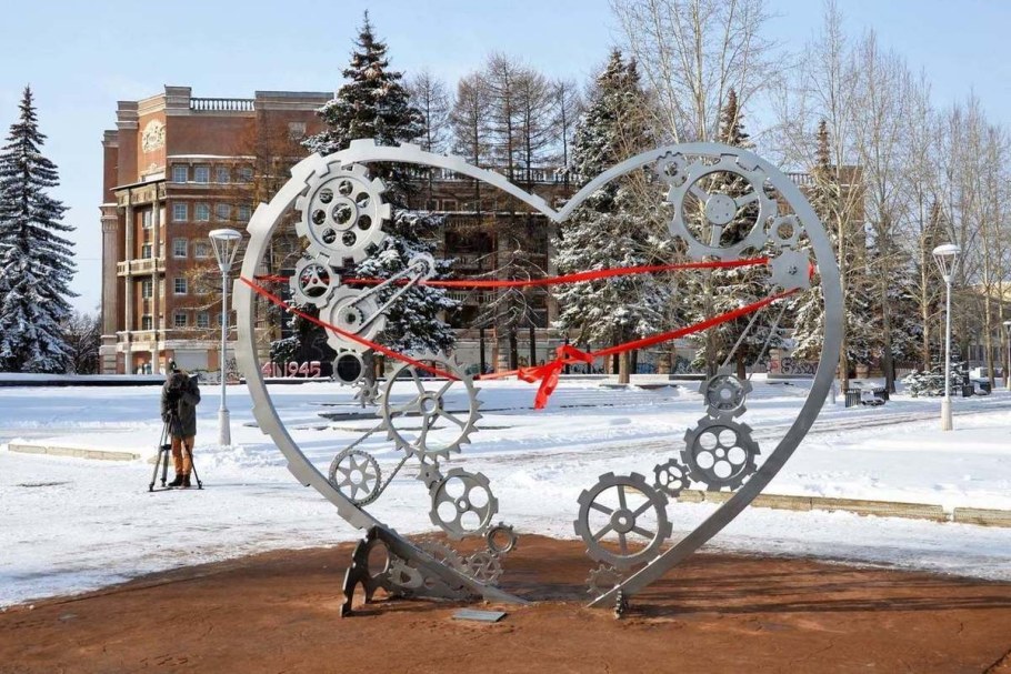 Необычный памятник сердце