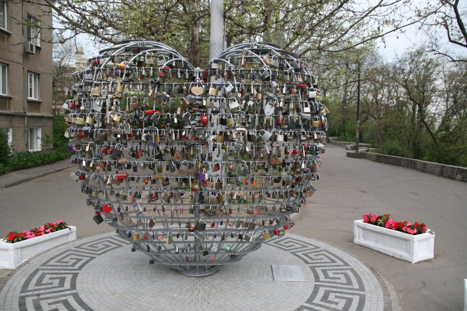 Наро-Фоминск. Памятник "влюбленным сердцам"