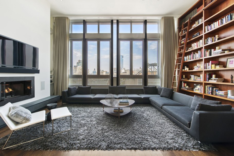 Гостиная с большими окнами