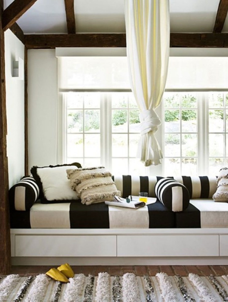 Диванчик у окна