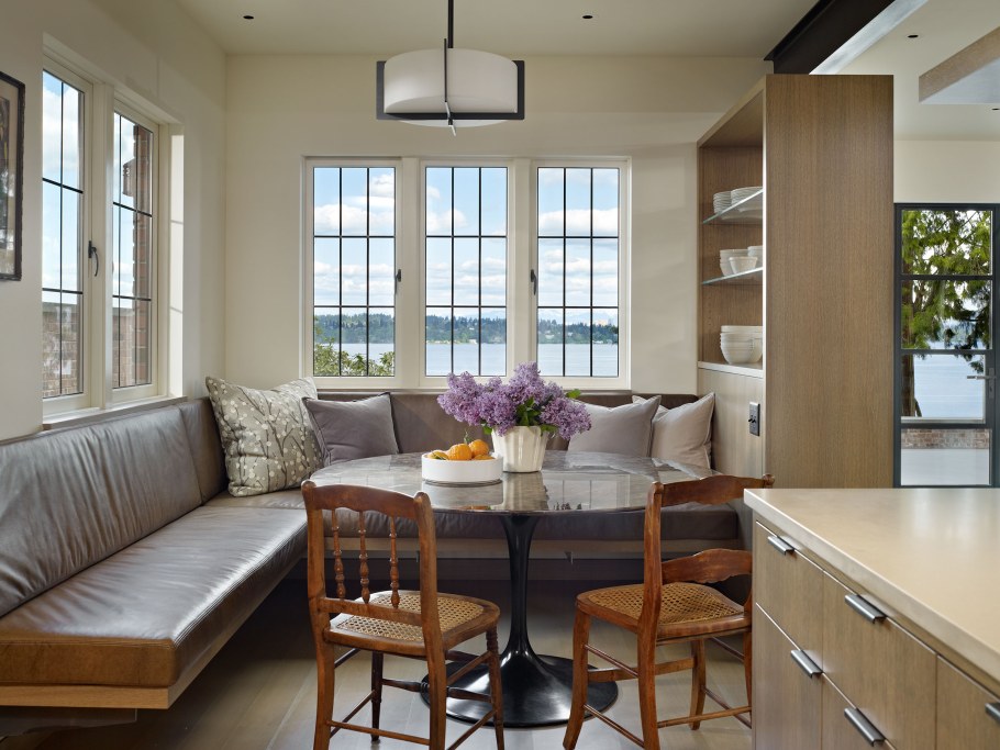 Кухня с обеденной зоной у окна