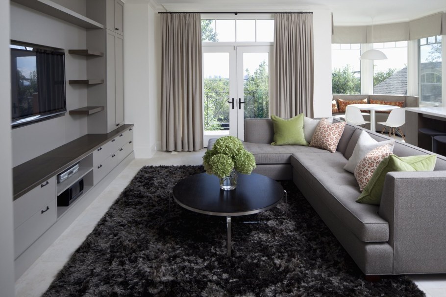 Ковер в гостиной с угловым диваном