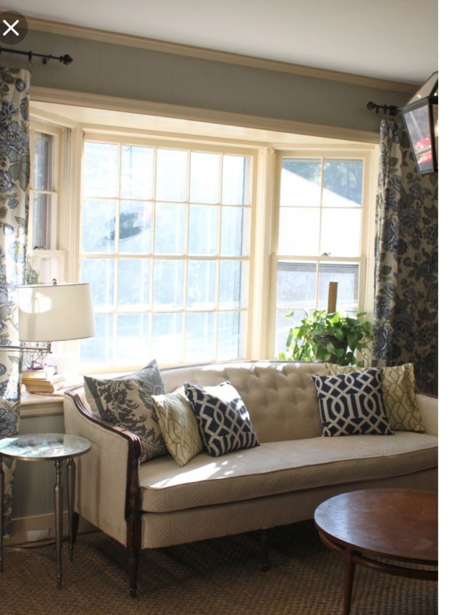 Гостиная диван у окна