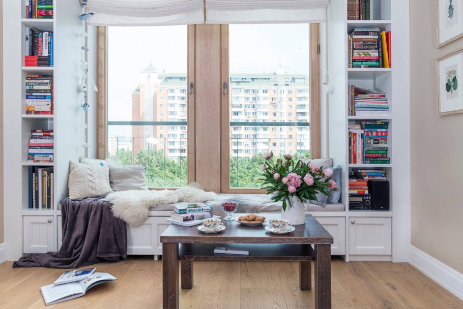 Стеллаж вокруг окна