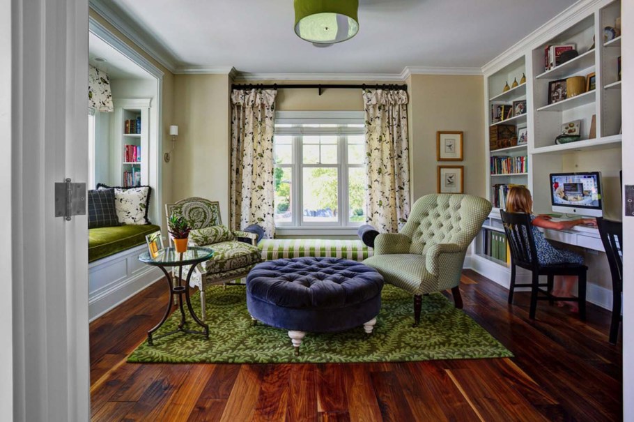 Диван у окна в гостиной