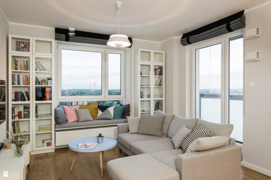 Диван у окна в интерьере