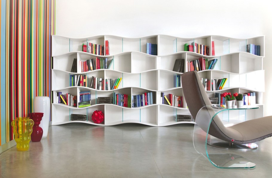 Открытые шкафы с полками