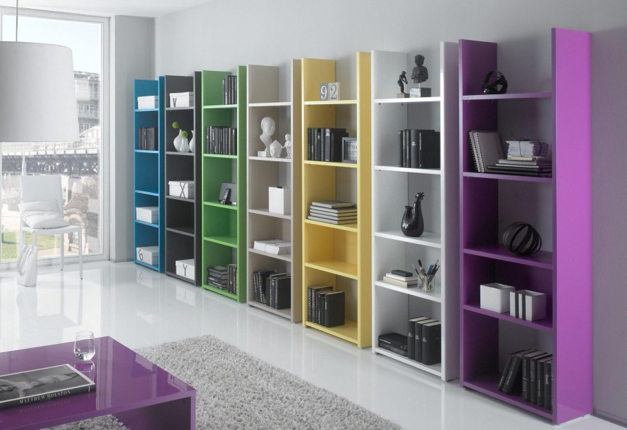 Стеллаж с разноцветными полками