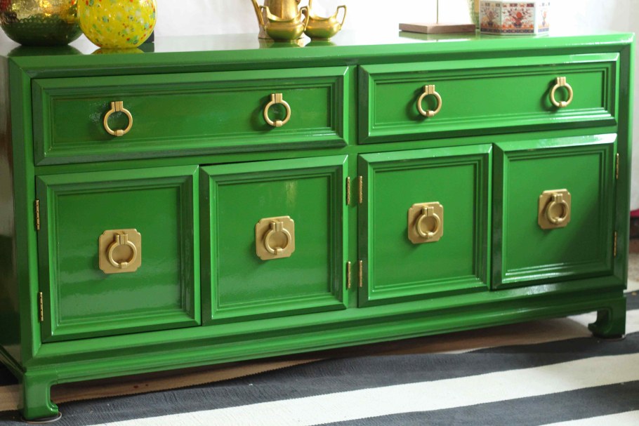 Салатовый диван в интерьере