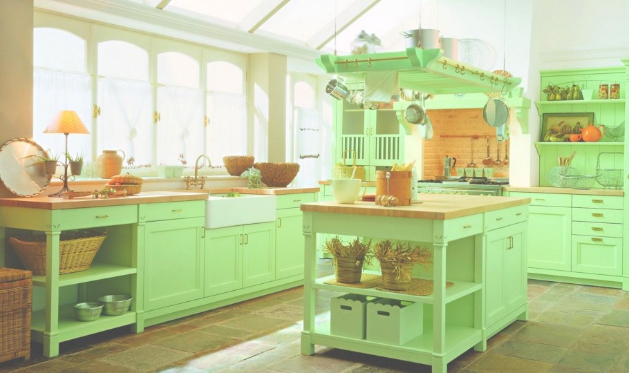 Зеленый диван в интерьере кухни