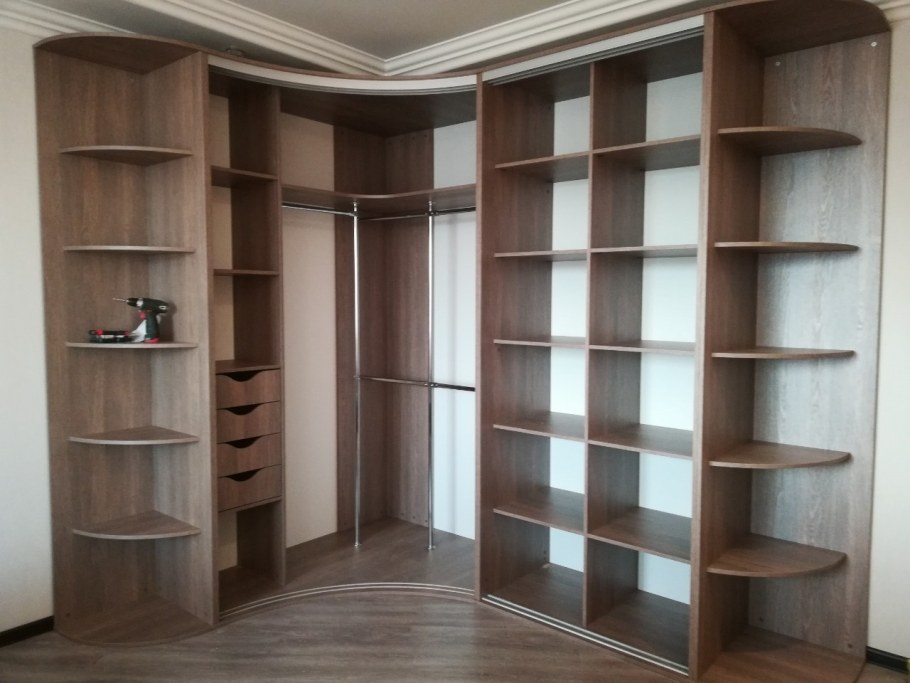 Угловой шкаф в маленькую комнату